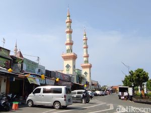 Jalan Masuk Alun-alun Kota Tegal Ditutup, Paguyuban Ungkap Dampaknya Jalan Masuk Alun-alun Kota Tegal Ditutup, Paguyuban Ungkap Dampaknya