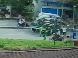 Angkot Medan Kecelakaan Lagi, Terguling 20 Meter hingga Penumpang Terkapar