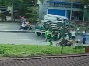 Angkot Medan Kecelakaan Lagi, Terguling 20 Meter hingga Penumpang Terkapar