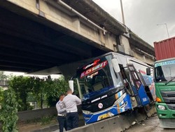 Sopir Hilang Kendali, Bus AKAP Nyangkut di Separator Busway di Yos Sudarso