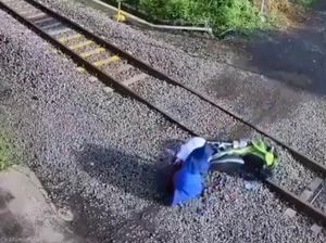Viral Motor Mogok di Rel, Wanita Ini Nyaris Ditabrak Kereta Viral Motor Mogok di Rel, Wanita Ini Nyaris Ditabrak Kereta