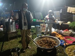 Kemensos Bagikan Belasan Ribu Nasi Bungkus untuk Korban Erupsi Semeru