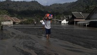 Korban Erupsi Semeru Selamatkan Barang-barang Berharga