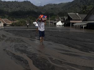Korban Erupsi Semeru Selamatkan Barang-barang Berharga