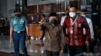 Lambaian Tangan Maruf Amin Usai Tutup Peringatan Hakordia di KPK