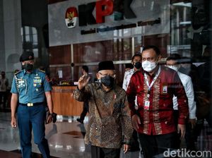 Lambaian Tangan Maruf Amin Usai Tutup Peringatan Hakordia di KPK