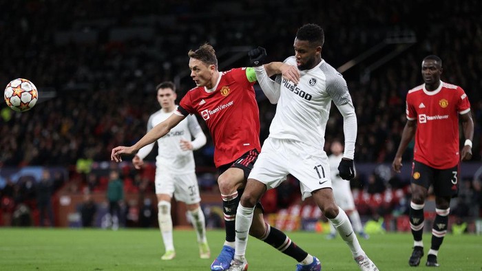 MANCHESTER, ENGLAND - DECEMBER 08: Nemanja Matic of Manchester United battles for possession with Jordan Siebatcheu of BSC Young Boys during the UEFA Champions League group F match between Manchester United and BSC Young Boys at Old Trafford on December 08, 2021 in Manchester, England. (Photo by Clive Brunskill/Getty Images)