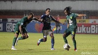 Bertanding di Stadion Maguwoharjo, Sleman, Rabu (8/12/2021) malam, Bajul Ijo unggul 3-0 atas Persib Bandung.