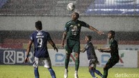 Bermain menyerang sejak awal, Persib belum mampu merobek gawang Persebaya di babak pertama pertandingan.