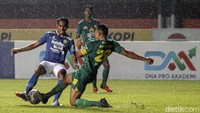 Memasuki babak kedua, Persib tak mengendurkan serangan. Namun, Persebaya sukses membuka angka lewat Taisei Marukawa di menit ke-57.