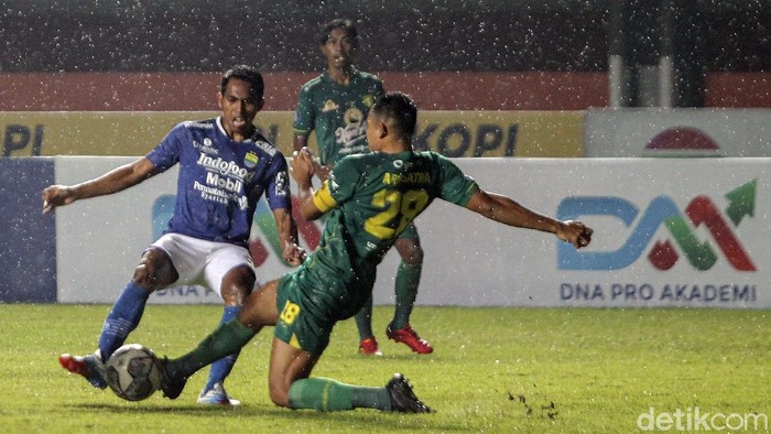 Persebaya Surabaya unggul 3-0 saat bertanding melawan Persib Bandung Rabu (8/12) malam. Dua gol Bajul Ijo berasal dari Taisei Marukawa.
