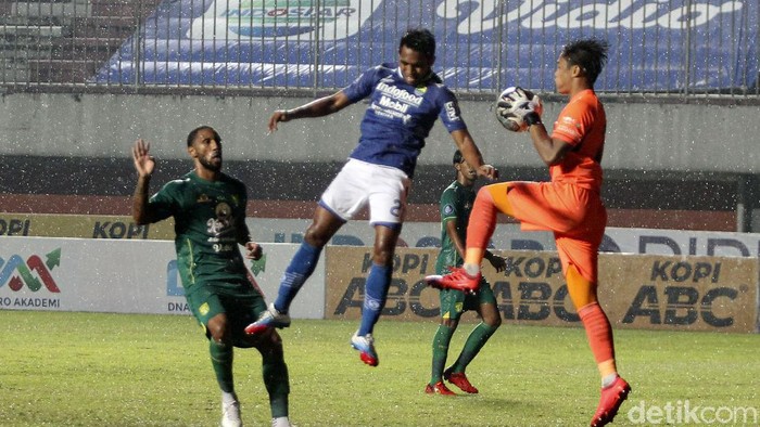 Persebaya Surabaya unggul 3-0 saat bertanding melawan Persib Bandung Rabu (8/12) malam. Dua gol Bajul Ijo berasal dari Taisei Marukawa.