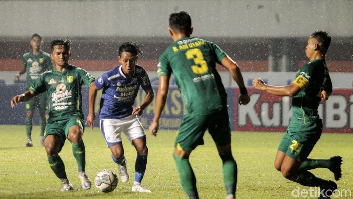 Persebaya Surabaya unggul 3-0 saat bertanding melawan Persib Bandung Rabu (8/12) malam. Dua gol Bajul Ijo berasal dari Taisei Marukawa.