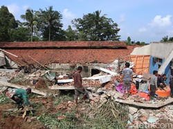 Penampakan Pabrik Ambruk-Motor Tertimbun Diterjang Longsor di Majalengka