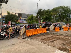 Ada Pembuatan Saluran Air, Perempatan Kedung Cowek Surabaya Macet Parah