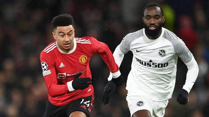 MANCHESTER, ENGLAND - DECEMBER 08: Jesse Lingard of Manchester United makes a break during the UEFA Champions League group F match between Manchester United and BSC Young Boys at Old Trafford on December 08, 2021 in Manchester, England. (Photo by Gareth Copley/Getty Images)