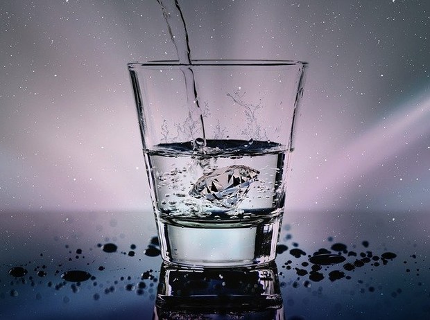 Minum air putih yang banyak/foto: pixabay.com Minum air putih yang banyak