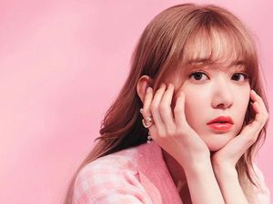 Miyawaki Sakura-Kim Chae Won Debut Sebagai LE SSERAFIM Mei 2022 Miyawaki Sakura-Kim Chae Won Debut Sebagai LE SSERAFIM Mei 2022