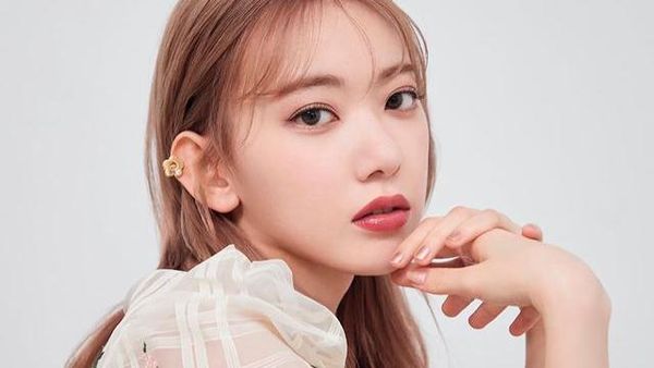 So Pretty! Miyawaki Sakura Curi Perhatian di Pemotretan Terbaru