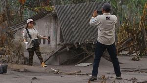 Nekat! Wisatawan Dekati Jalur Lahar Semeru Demi Konten