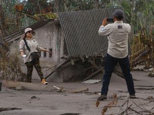 Nekat! Wisatawan Dekati Jalur Lahar Semeru Demi Konten