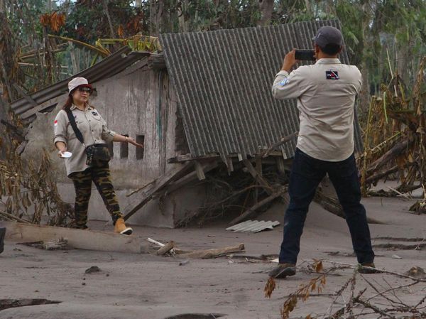 Nekat! Wisatawan Dekati Jalur Lahar Semeru Demi Konten