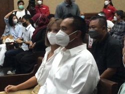 Nia Ramadhani-Ardi Bakrie On Time di Sidang Biar Nggak Disemprot Hakim