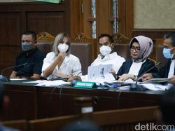 Gaya Nia Ramadhani-Ardi Bakrie yang Kompak Terus di Persidangan