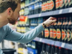 Taruh Kembali Minuman yang Dicicipi di Rak Supermarket, Remaja Ini Dikecam