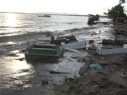 Pemakaman Diterjang Gelombang Pasang, Kain Kafan Bermunculan