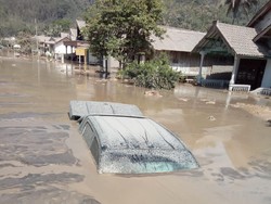 Detik-detik Mobil Satgas UNS Tertimbun Lahar Semeru Saat Evakuasi Warga