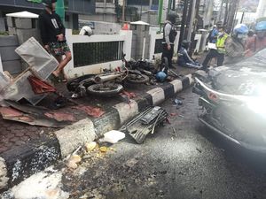Mobil Seruduk Pemotor-Tukang Bubur Keliling di Bekasi, 2 Korban Luka-luka
