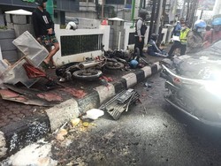 Mobil Seruduk Pemotor-Tukang Bubur Keliling di Bekasi, 2 Korban Luka-luka