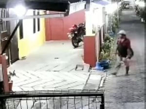 Waspada Lur! Pria Sobeki Jok Motor Terekam CCTV di Semarang