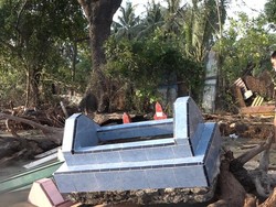 Dihantam Gelombang Pasang, Sejumlah Makam di Sulbar Hancur-Pindah Tempat