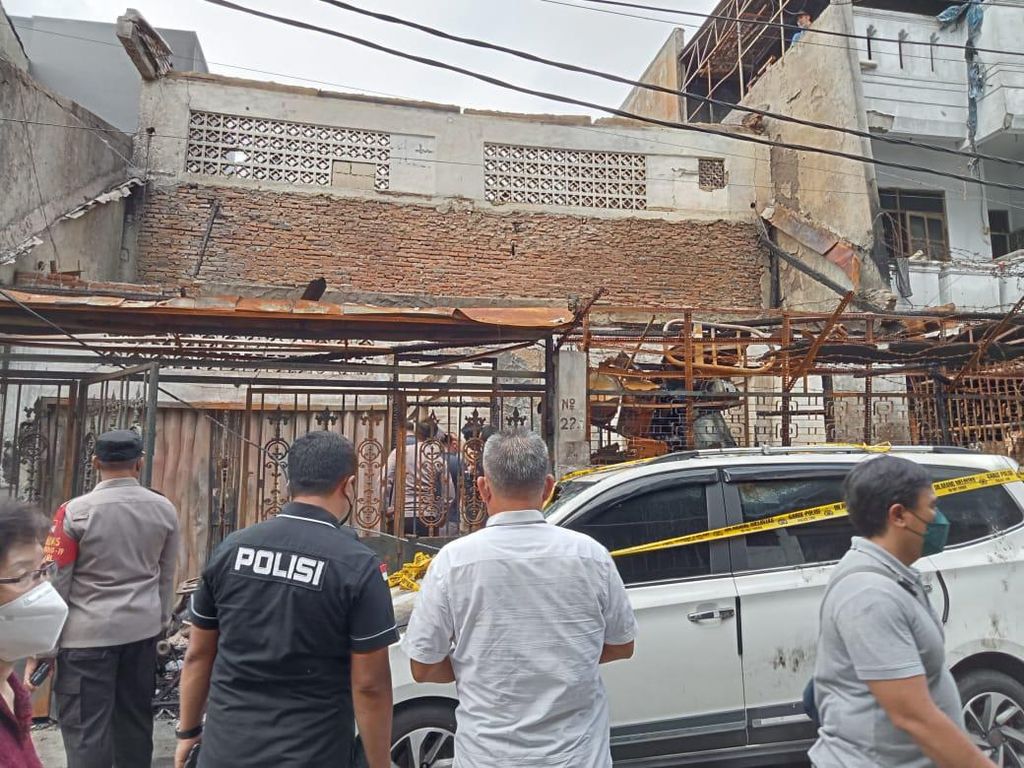 Puslabfor Olah TKP Teliti Penyebab Kebakaran Maut di Tambora Puslabfor Olah TKP Teliti Penyebab Kebakaran Maut di Tambora
