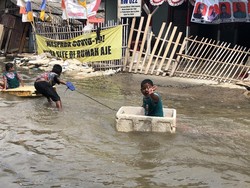 Riangnya Anak-anak Berenang Saat Banjir Rob di Muara Angke