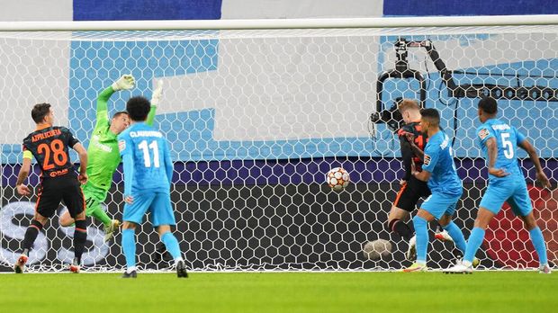 Chelsea's Timo Werner, third right, scores his side's opening goal during the Champions League group H soccer match between Zenit St. Petersburg and Chelsea at the Gazprom Arena in St.Petersburg, Russia, Wednesday, Dec. 8, 2021. (AP Photo/Dmitri Lovetsky)