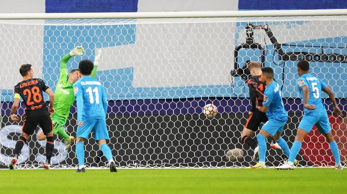 Chelseas Timo Werner, third right, scores his sides opening goal during the Champions League group H soccer match between Zenit St. Petersburg and Chelsea at the Gazprom Arena in St.Petersburg, Russia, Wednesday, Dec. 8, 2021. (AP Photo/Dmitri Lovetsky)