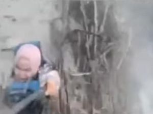 Viral Emak-emak Pilih Selamatkan Kamera Saat Dihantam Ombak Bono Riau