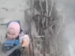 Viral Emak-emak Pilih Selamatkan Kamera Saat Dihantam Ombak Bono Riau