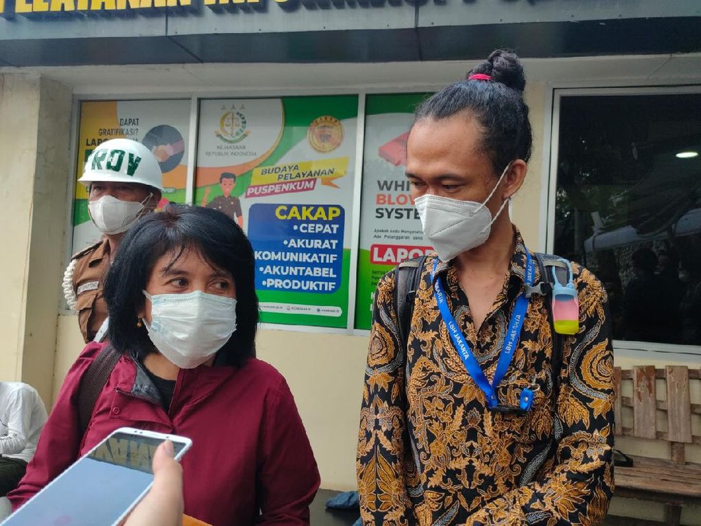 Suciwati ke Kejagung Bawa Bukti Baru Terkait Kasus Pembunuhan Munir Suciwati ke Kejagung Bawa Bukti Baru Terkait Kasus Pembunuhan Munir