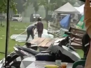 Tenda Pedagang di Cimahi Porak Poranda Diterjang Hujan Angin