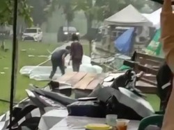 Tenda Pedagang di Cimahi Porak Poranda Diterjang Hujan Angin