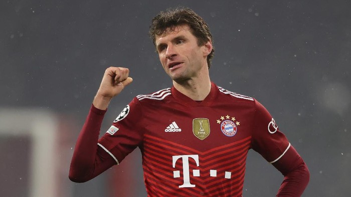 Thomas Mueller MUNICH, GERMANY - DECEMBER 08: Thomas MΓΌller of Muenchen gestures during the UEFA Champions League group E match between FC Bayern MΓΌnchen and FC Barcelona at Football Arena Munich on December 08, 2021 in Munich, Germany. (Photo by Alexander Hassenstein/Getty Images)