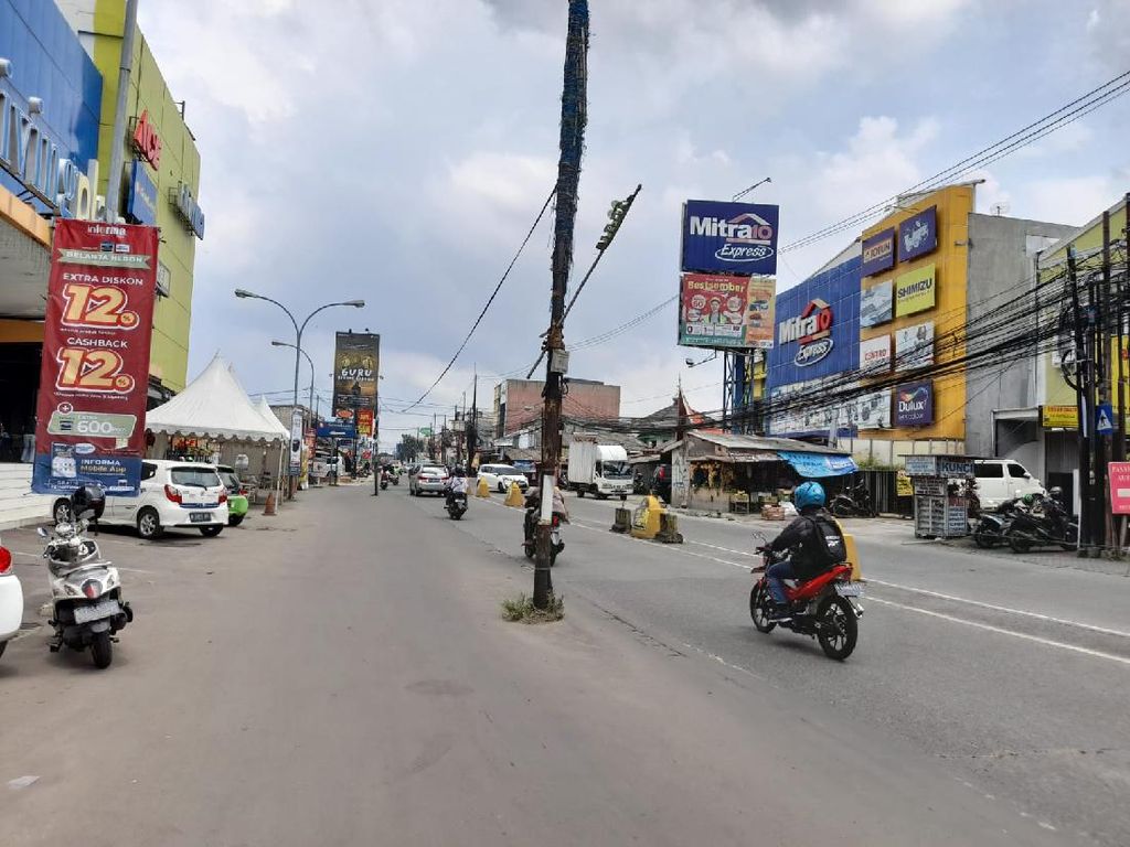 Tiang di Depan Living Plaza Cinere Depok Dianggap Bahayakan Kendaraan Tiang di Depan Living Plaza Cinere Depok Dianggap Bahayakan Kendaraan
