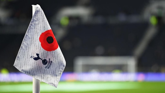 LONDON, ENGLAND - OCTOBER 30: A detailed view of the corner flag which contains a poppy as part of the Remembrance Day commemorations prior to the Premier League match between Tottenham Hotspur and Manchester United at Tottenham Hotspur Stadium on October 30, 2021 in London, England. (Photo by Mike Hewitt/Getty Images)