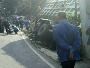 Truk Terguling Timpa 3 Rumah di Sukabumi, 2 Orang Terluka