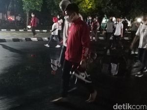 Momen Gibran Nyeker-Cangking Sepatu Saat Jalan Bareng Ganjar