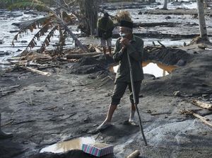 Korban Erupsi Semeru Menanti Keluarga yang Tidak Kembali